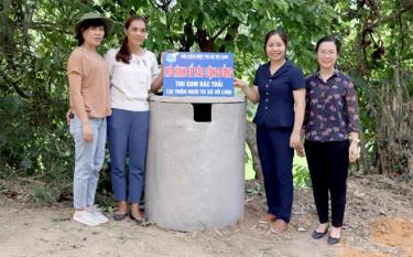 Bà Hà Thị Đóa - Phó Chủ tịch Hội LHPN tỉnh (thứ 2, bên phải) thăm mô hình bể rác cộng đồng tại thôn Ngòi Tu, xã Vũ Linh, huyện Yên Bình.