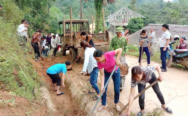 Nhân dân thôn Quyết Thắng 2, xã Cảm Nhân tham gia tu sửa đường giao thông nông thôn.