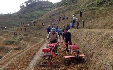 Giám đốc Sở Lao động - Thương binh và Xã hội Ngô Thanh Giang (thứ ba, bên phải) kiểm tra các chính sách hỗ trợ hộ nghèo dành cho người dân huyện Trạm Tấu.