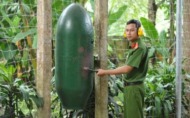 Trung úy Đặng Tiến Vũ - Phó Trưởng Công an xã Thượng Bằng La đánh kẻng báo động.