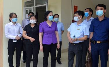 The Secretary of the provincial Party Committee and Chairman of the provincial People’s Council and a working delegation examine the preparation for the high school graduation exam at the Ly Thuong Kiet high school in Yen Bai city.