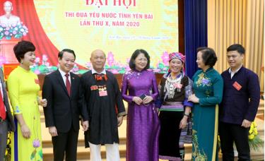 Vice President Dang Thi Ngoc Thinh – First Vice President of the Central Council for Emulation and Reward, and provincial leaders talk with delegates at the congress.