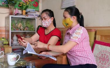 Officials of Minh Tan ward, Yen Bai city instruct people on how to install Bluezone on smartphones.