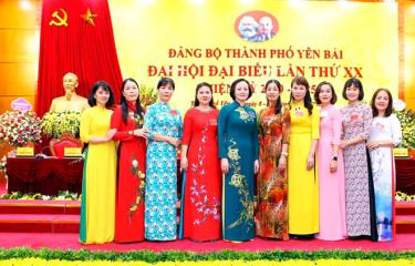 Tại Đại hội Đảng bộ thành phố Yên Bái khóa XX, nhiệm kỳ 2020 - 2025,  tỷ lệ nữ tham gia cấp ủy chiếm 27% (Trong ảnh: Đồng chí Phạm Thị Thanh Trà - Bí thư Tỉnh ủy chụp ảnh cùng các cán bộ nữ tham gia cấp ủy tại Đại hội - Ảnh: Thủy Thanh)