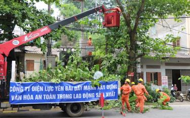 Công nhân Công ty Điện lực Yên Bái thường xuyên tổ chức, thực hiện việc dọn dẹp hành lang đường điện đảm bảo an toàn cho nhân dân.