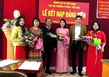 Chi bộ Trường Phổ thông Dân tộc bán trú Tiểu học Mỏ Vàng tổ dafabet khuyến mãi Lễ kết nạp đảng viên.