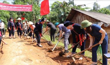 Hưởng ứng Phong trào “Phụ nữ Yên Bái chung sức xây dựng nông thôn mới”, hội viên thôn Giàng Cài, xã Nậm Lành, huyện Văn Chấn tham gia làm đường giao thông nông thôn.