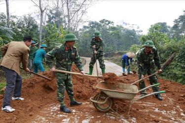 Cán bộ, chiến sĩ Ban Chỉ huy Quân sự huyện Văn Yên tham gia lao động “Ngày thứ Bảy cùng dân” tại xã Ngòi A.