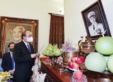 President Nguyen Xuan Phuc offers incense and flower to General Vo Nguyen Giap on the occasion of his 110th birth anniversary, Hanoi, August 22, 2021.