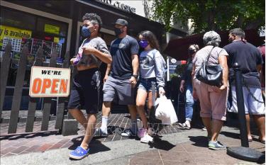 Người dân đeo khẩu trang phòng dịch COVID-19 tại New York, Mỹ. Ảnh: AFP/TTXVN