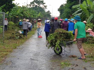 Các đồng chí lãnh đạo xã, các đoàn thể và trên 200 hộ dân thôn Cổng Trào, xã  An Thịnh tham gia “Ngày thứ 7 cùng dân”, tu sửa, dọn dẹp vệ sinh môi trường, phát quang, mở rộng hành lang tuyến đường liên thôn dài gần 3,5km km, vận động nhân dân hiến trên 300m2 đất, dỡ bỏ 200 m2 tường rào ngày 31/7 vừa qua. (Nguồn: FB Trang TTTĐT huyện Văn Yên)