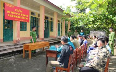 Thượng tá Lý Tiến Máy vận động người dân giao nộp vũ khí tự chế, vật liệu nổ tại xã Quang Minh.