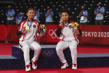 Greysia Polii/Apriyani Rahayu giành HCV đôi nữ môn cầu lông Olympic Tokyo cho đoàn Indonesia.