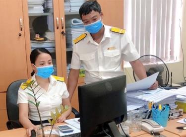 Cán bộ Chi cục Thuế khu vực Nghĩa Văn - Trạm Tấu trao đổi về công tác quý III năm 2021.