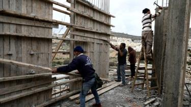 Công nhân Palestine làm việc tại một công trường ở khu Bờ Tây.