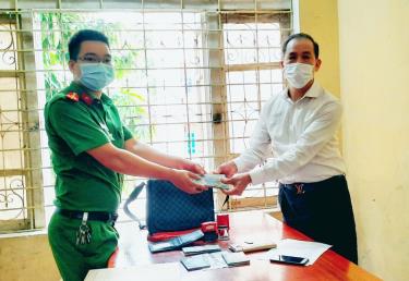 Công an huyện Lục Yên trao trả lại toàn bộ tài sản m88 app ông Sơn