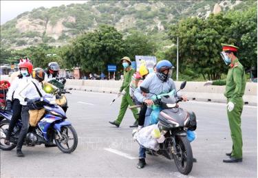 Lực lượng chức năng của tỉnh Ninh Thuận kiểm tra người dân từ vùng có dịch đi qua địa bàn tỉnh về địa phương.