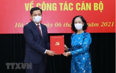 Bà Trương Thị Mai, Ủy viên Bộ chính trị, Bí thư Trung ương Đảng, Trưởng Ban Tổ chức Trung ương trao Quyết định cho Bí thư Đảng ủy Khối Doanh nghiệp Trung ương Nguyễn Long Hải. (Ảnh: Nguyễn Điệp/TTXVN)