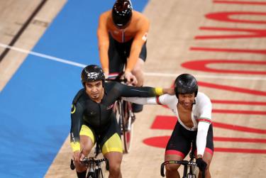 Azizulhasni Awang (trái) giành HCB nội dung Keirin nam môn đua xe đạp lòng chảo cho đoàn thể thao Malaysia.