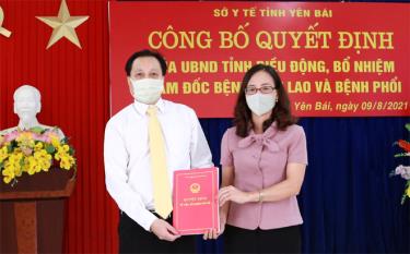 Thừa ủy quyền, Thạc sỹ, bác sỹ Lê Thị Hồng Vân -  Giám đốc Sở tế tỉnh Yên Bái chúc mừng và trao quyết định điều động, bổ nhiệm BSCKII Bạch Xuân Thủy giữ chức Giám đốc Bệnh viện Lao và Bệnh phổi tỉnh Yên Bái