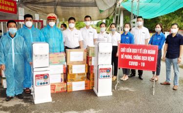 Lãnh đạo Kiểm toán Nhà nước Khu vực VII trao quà cho lực lượng làm nhiệm vụ tại Chốt kiểm dịch số 1, nút giao IC12, cao tốc Nội Bài-Lào Cai.