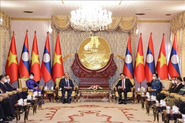 Tổng Bí thư, Chủ tịch nước Lào Thongloun Sisoulith tiễn Chủ tịch nước Nguyễn Xuân Phúc.