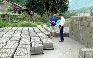 Ông Hoàng Văn Cửu giới thiệu với khách hàng về chất lượng sản phẩm gạch xi măng của gia đình.