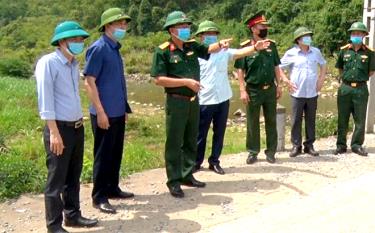 Đại tá Trần Công Ứng - Chỉ huy trưởng Bộ Chỉ huy Quân sự tỉnh kiểm tra công tác phòng chống lụt bão tại huyện Văn Chấn.