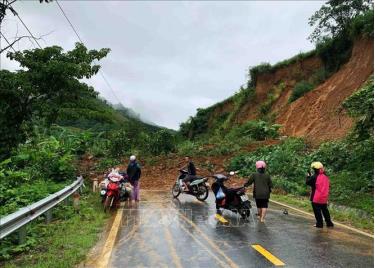 Mưa lớn gây tắc đường tại km 11+100, quốc lộ 12 (từ trung tâm huyện Phong Thổ với Cửa khẩu quốc tế Ma Lù Thàng).