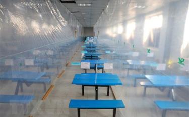 Phòng ăn có vách ngăn để phòng, chống dịch tại Công ty TNHH Vina Solar Technology, khu công nghiệp Vân Trung, huyện Việt Yên, Bắc Giang.