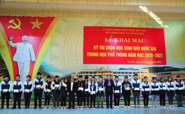 Lãnh đạo Sở Giáo dục và Đào tạo cùng Hội Khuyến học tỉnh trao giải cho học sinh đạt giải tại Kỳ thi chọn học sinh giỏi cấp tỉnh năm học 2020 - 2021.