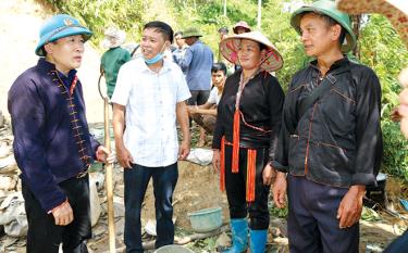 Gần dân - sát việc đã trở thành việc làm thường xuyên của cán bộ, đảng viên trên địa bàn tỉnh. Trong ảnh: Trưởng Ban Tuyên giáo Huyện ủy Văn Chấn Trịnh Xuân Thành (bên trái) trao đổi, nắm bắt tâm tư, nguyện vọng của bà con thôn Vàng Ngần, xã Suối Quyền.