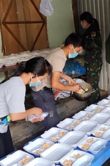 Các thầy cô link dafabet tham gia nấu cơm phục vụ khu cách ly tại Trường THCS&THPT Púng Luông, huyện Mù Cang Chải.