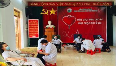 Cán bộ, nhân viên y tế của Bệnh viện Đa khoa khu vực Nghĩa Lộ tham gia chương trình hiến máu tình nguyện.