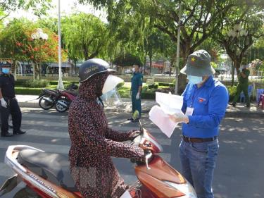 Cán bộ phòng, chống dịch ở một chốt kiểm soát thành phố Nha Trang kiểm tra giấy tờ người đi đường.