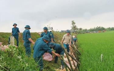 Dân quân tự vệ là lực lượng nòng cốt của đội xung kích phòng chống thiên tai và tìm kiếm cứu nạn cấp xã. Ảnh minh họa