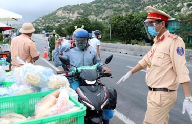 Lực lượng chốt kiểm soát Cà Ná, huyện Thuận Nam thực hiện kiểm tra phòng, chống dịch đối với công dân về từ các tỉnh, thành phía Nam đang thực hiện giãn cách xã hội.