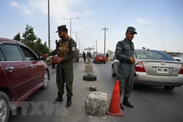 Lực lượng an ninh Afghanistan gác tại một chốt kiểm soát dọc tuyến đường vào thủ đô Kabul, ngày 14/8/2021.