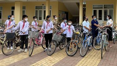 Học sinh có hoàn cảnh khó khăn của huyện Văn Yên được nhận xe đạp do Trường THCS Quang Trung trao tặng.