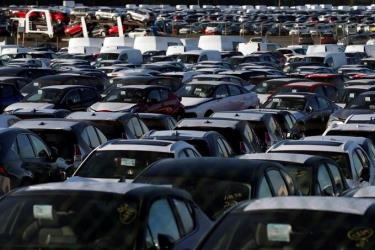 Ôtô mới đỗ tại bãi của công ty vận chuyển Walon France ở Hordain, Pháp ngày 26/5/2020.