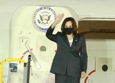 Phó Tổng thống Hoa Kỳ Kamala Harris tại Sân bay Quốc tế Nội Bài, Hà Nội. 
 (Ảnh:TTXVN)