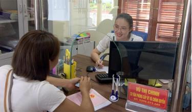 Học tập, làm theo tư tưởng, đạo đức, phong cách Hồ Chí Minh góp phần để cán bộ, đảng viên, công chức, viên chức tận tụy với công việc, gần dân, trọng dân. (Trong ảnh: Cán bộ Bộ phận Phục vụ hành chính công huyện Trấn Yên giải quyết thủ tục hành chính cho người dân).