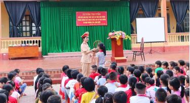 Một buổi tuyên truyền pháp luật về an toàn giao thông tại Trường Tiểu học thị trấn Cổ Phúc.