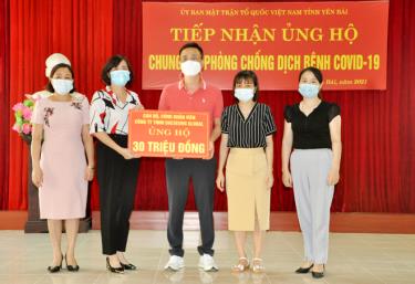 Lãnh đạo Công ty TNHH Daeseung Global trao kinh phí hỗ trợ cho UBMTTQ tỉnh.