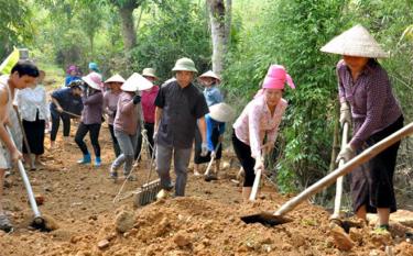 Người dân bản Lụ I, xã Phúc Sơn, thị xã Nghĩa Lộ góp công sức làm đường giao thông nông thôn.