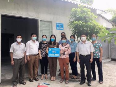 Lãnh đạo Hội LHPN thị xã Nghĩa Lộ trao nhà “Mái ấm tình thương” cho hội viên phụ nữ tại xã Phù Nham.