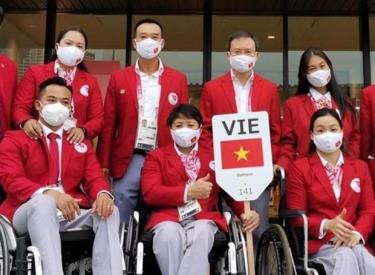 Đô cử Châu Hoàng Tuyết Loan (giữa, hàng trước) tại Paralympic Tokyo 2020.