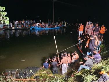 Nhân viên cứu hộ tìm kiếm nạn nhân mất tích sau vụ tai nạn tàu thủy ở Brahmanbaria, Bangladesh, ngày 27/8/2021. (Ảnh: AFP/TTXVN)