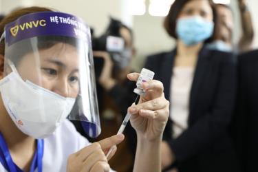 Tiêm vaccine phòng COVID-19 tại địa bàn Hà Nội. (Ảnh: TTXVN)