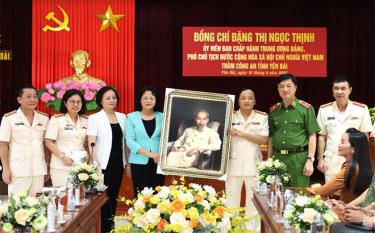 Phó Chủ tịch nước Đặng Thị Ngọc Thịnh tặng bức chân dung Chủ tịch Hồ Chí Minh cho Công an tỉnh Yên Bái tháng 8/2020.